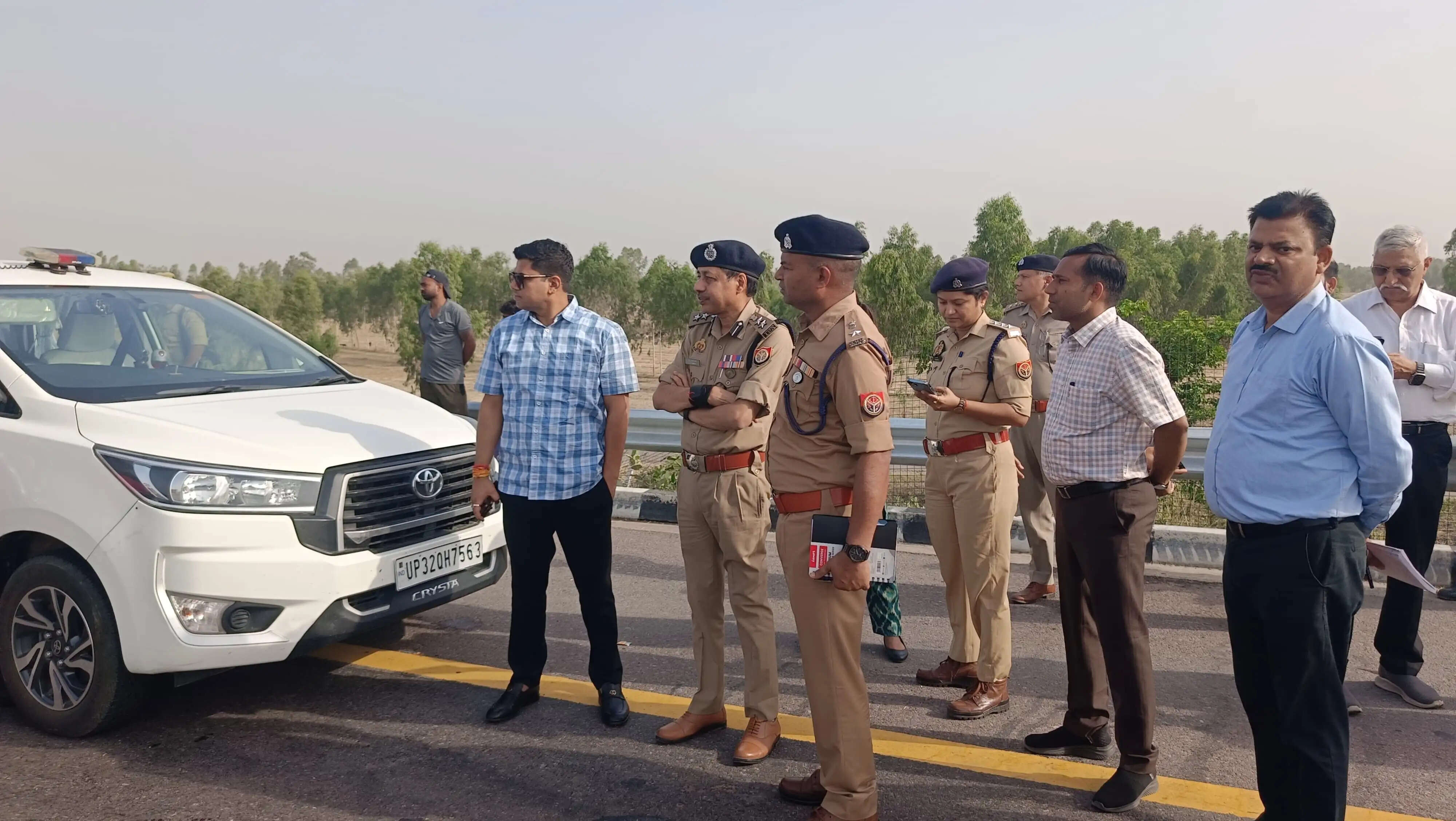 (लीड) उन्नाव जिले में लखनऊ-आगरा एक्सप्रेसवे पर डबल डेकर बस पलटी, एक दराेगा सहित छह की मौत व 21 घायल