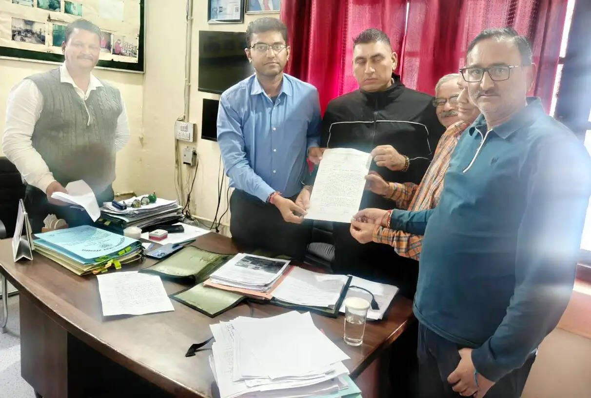सीवर मैनहोल की बदहाल स्थिति सुधारने की मांग