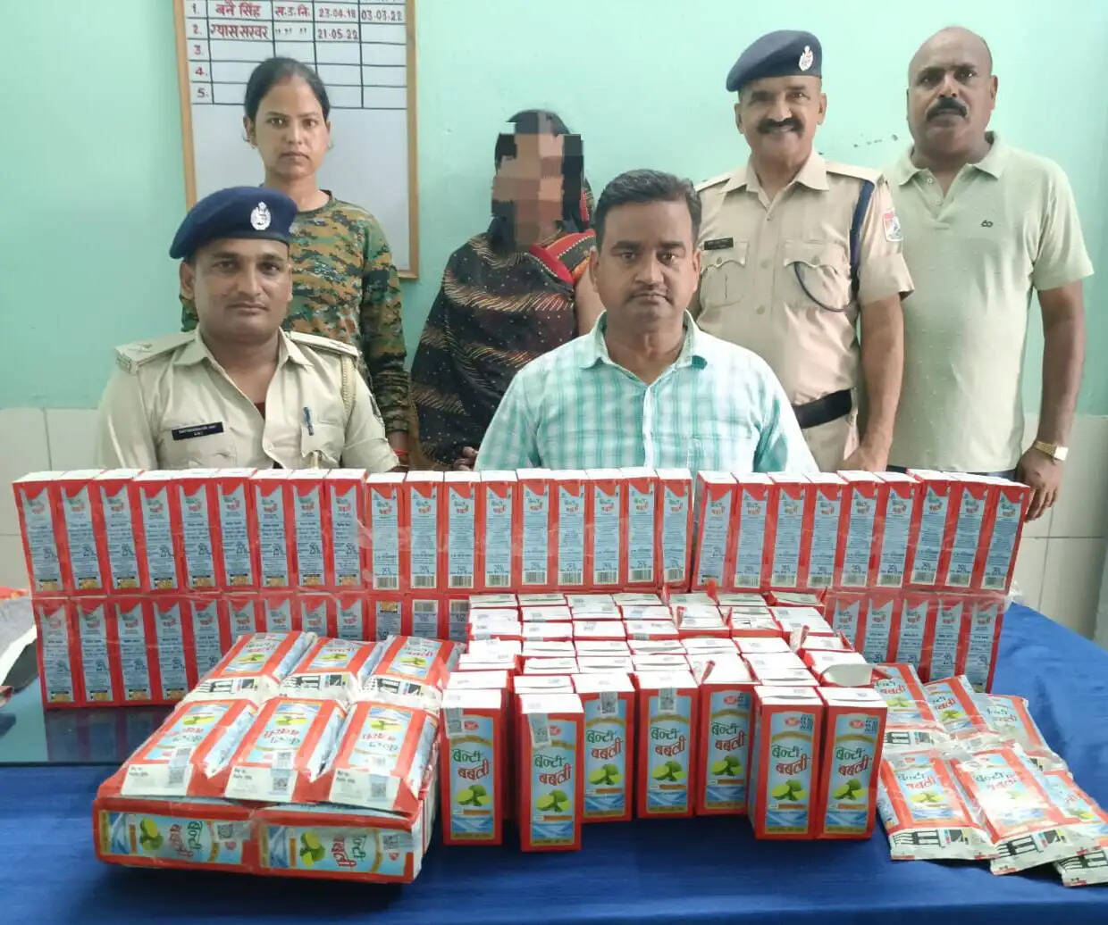 दरौंदा स्टेशन पर 26 लीटर देशी शराब के साथ महिला तस्कर गिरफ्तार
