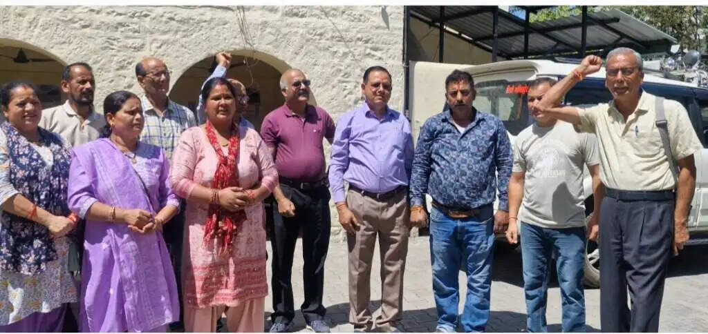 गैस की किल्लत पर फूटा गुस्सा, बुजुर्गों का एसडीएम कोर्ट में प्रदर्शन