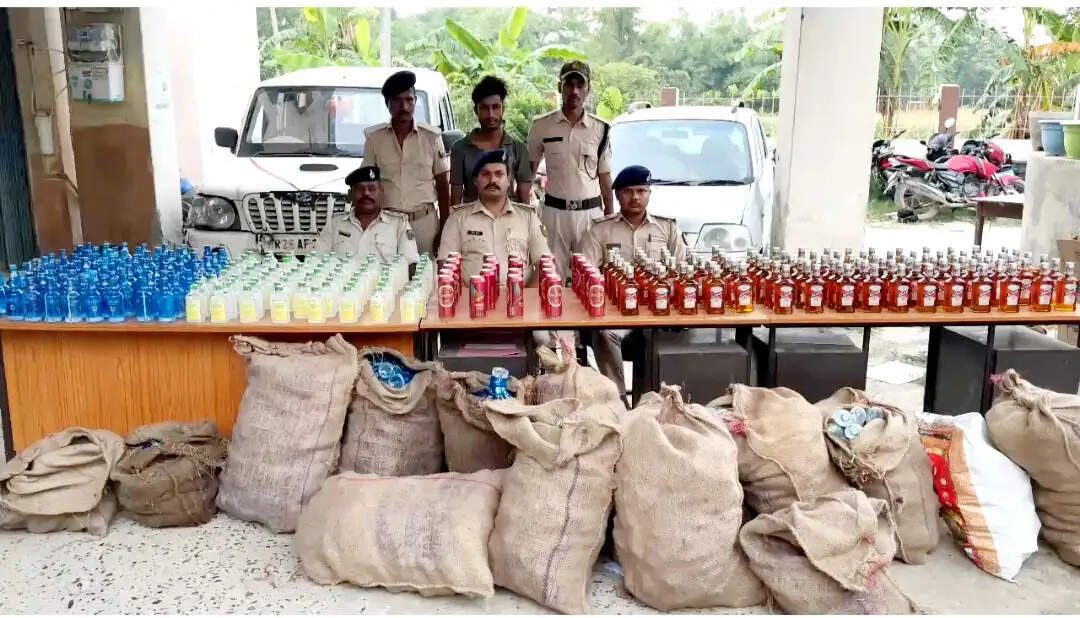 पुलिस ने स्कार्पियो व सैंट्रो कार से नेपाली व विदेशी शराब किया बरामद