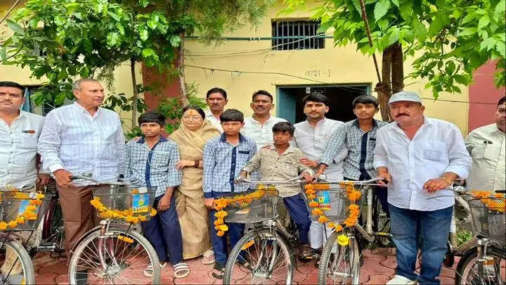 इंदौरः मंत्री सिलावट एवं विधायक मालिनी गौड़ ने कंपेल के 1100 विद्यार्थियों को वितरित कीं साइकिलें एवं कॉपिया
