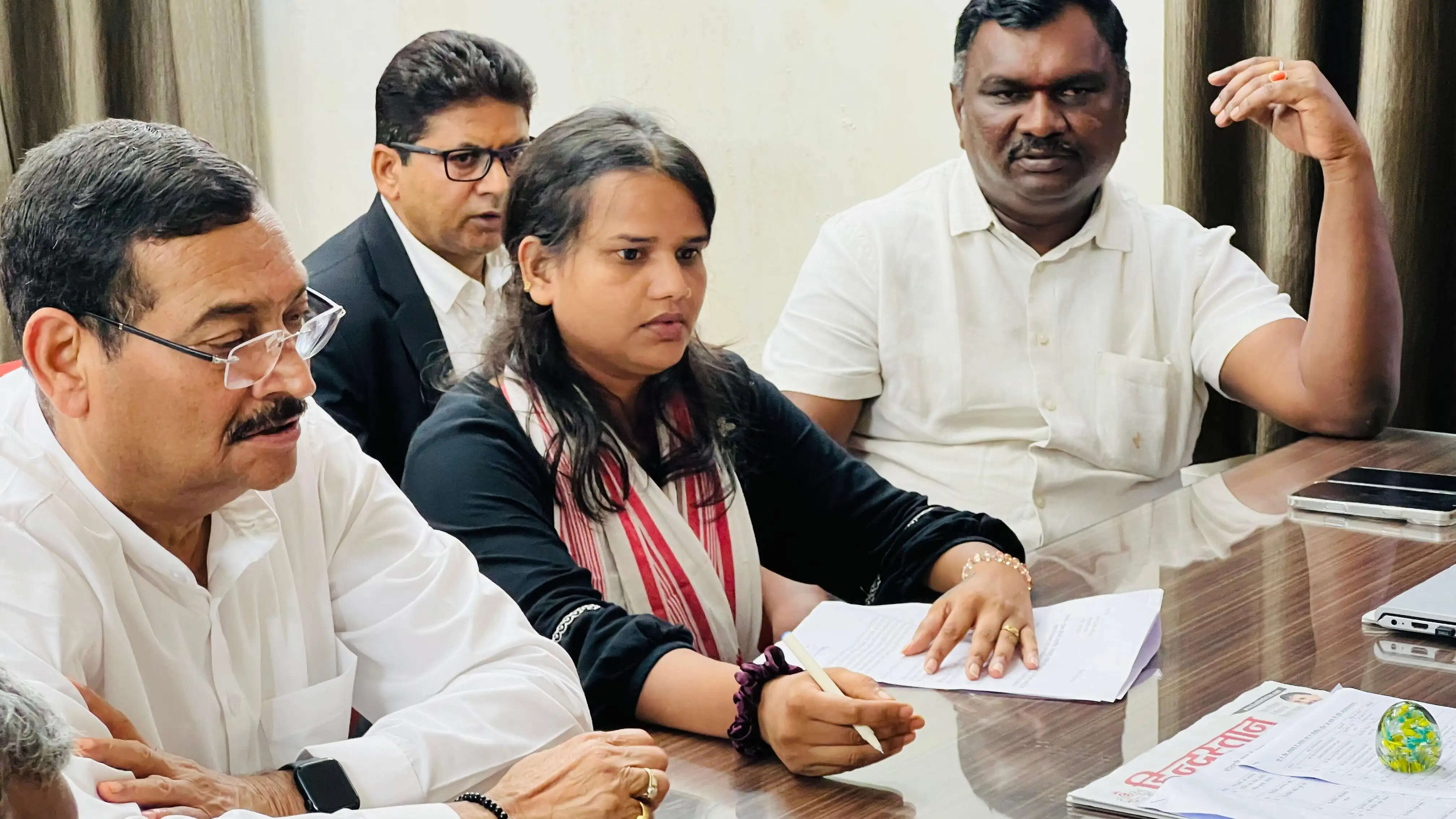 छात्रा के साथ मामला दर्ज कराने कोतवाली थाना पहुंचे नेता प्रतिपक्ष व अन्य भाजपा नेता