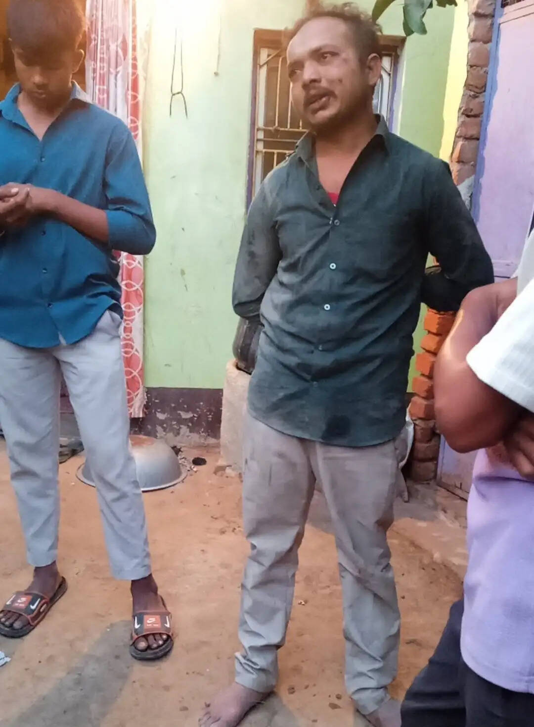 मां के साथ साे रही बच्ची का मुंह दबाने का आरोप, ग्रामीणों ने संदिग्ध युवक को पकड़कर पुलिस को सौंपा