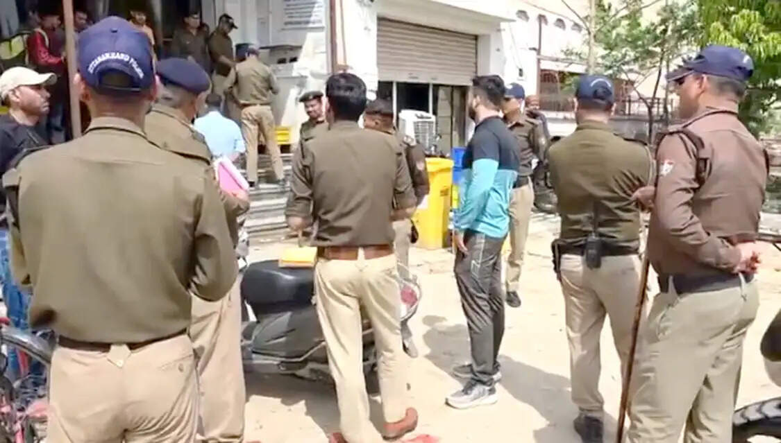 होम डिलीवरी संस्थानों पर चला पुलिस का सत्यापन अभियान
