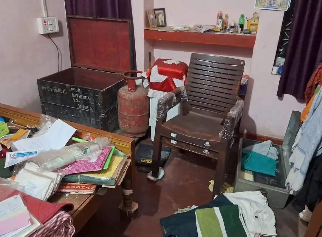 सूने घर में चोरी: कुंडी काटकर लाखों के जेवरात व नकदी पर हाथ साफ