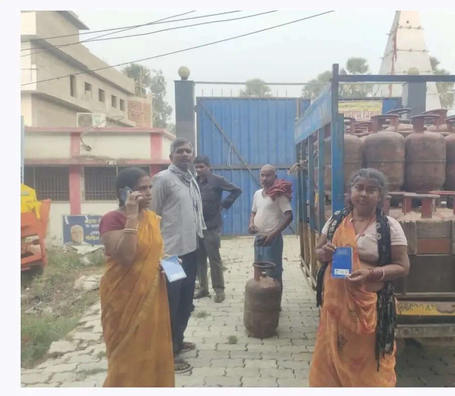 नालंदा जिले के हरनौत प्रखंड में गैस सिलेंडर की किल्लत से उपभोक्ता परेशान, बाजार में महंगे दाम पर हो रही कालाबाजारी