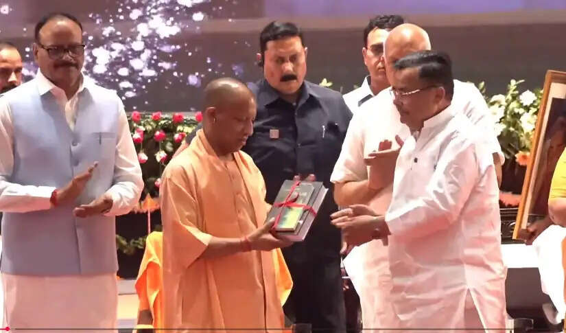 जातिवाद के नाम पर देश को लूटने वाले राष्ट्रद्रोहियों से सावधान रहें : मुख्यमंत्री योगी