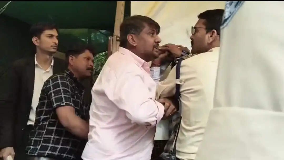 जबलपुर: जिला न्यायालय परिसर के बाहर युवक-युवती को लेकर विवाद, पुलिस ने दोनों को हिरासत में लेकर शुरू की जांच