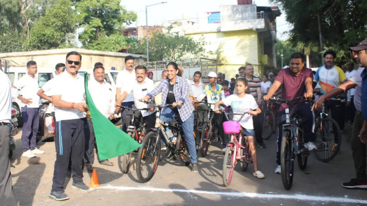 एमसीबी : फिटनेस और पर्यावरण चेतना का संदेश लेकर आया विश्व साइकिल दिवस, मनेंद्रगढ़ में उमड़ा जनसैलाब