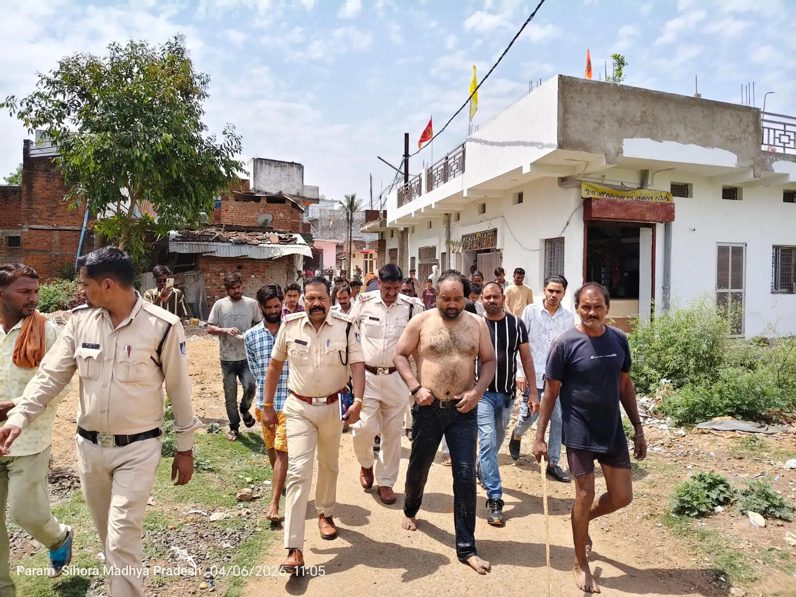 तालाब में 5 घंटे छिपा रहा 400 वारदातों का मास्टरमाइंड, कमल की डंठल से लेता रहा सांस