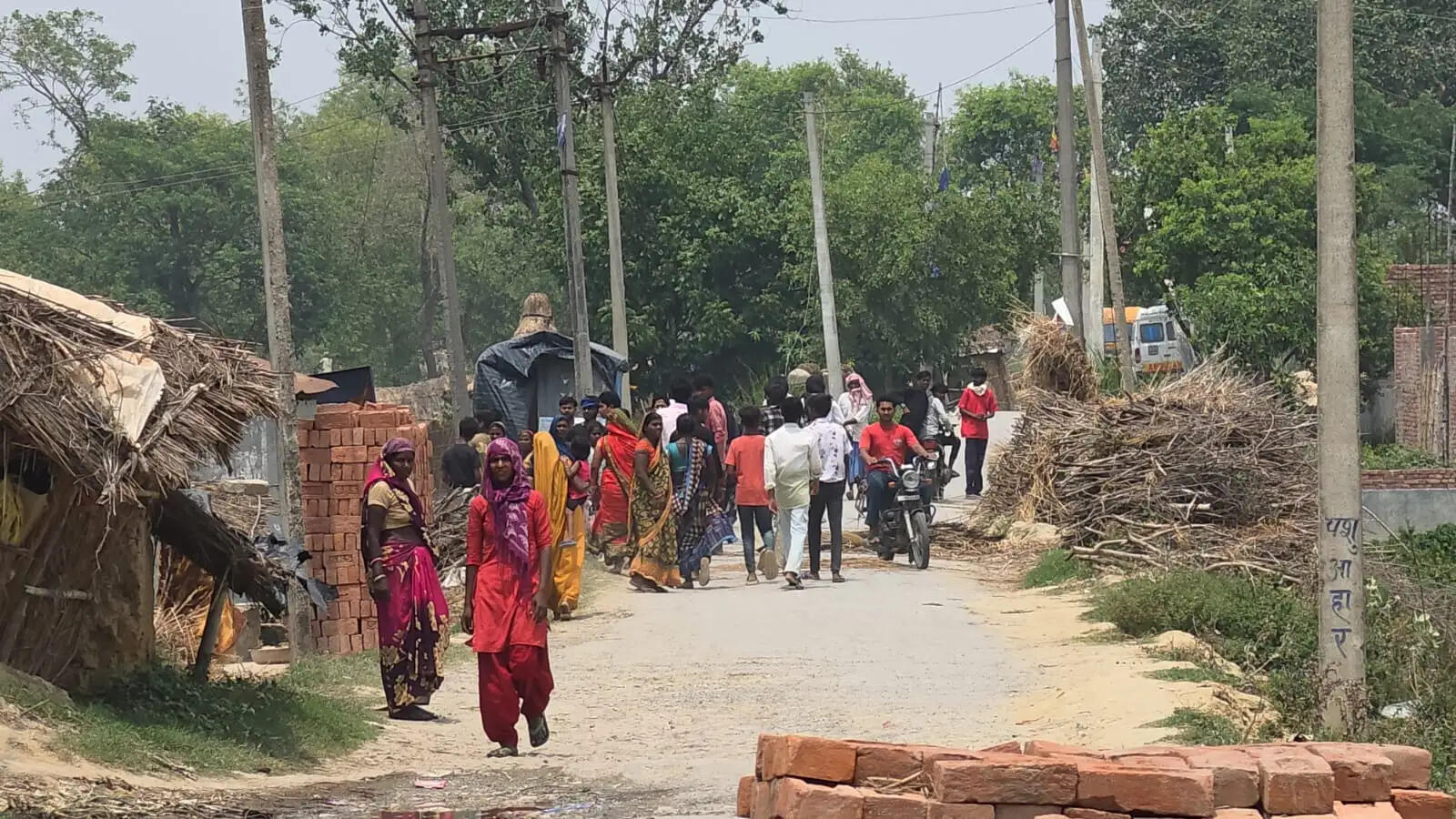 बलिया : मारपीट के आरोपी को छुड़ाने के प्रयास में पुलिस पर पथराव, सरकारी वाहन क्षतिग्रस्त