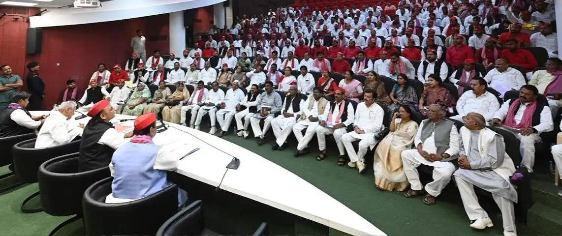 समाज में दूरी बनाना ही भाजपा का एजेंडा : अखिलेश यादव