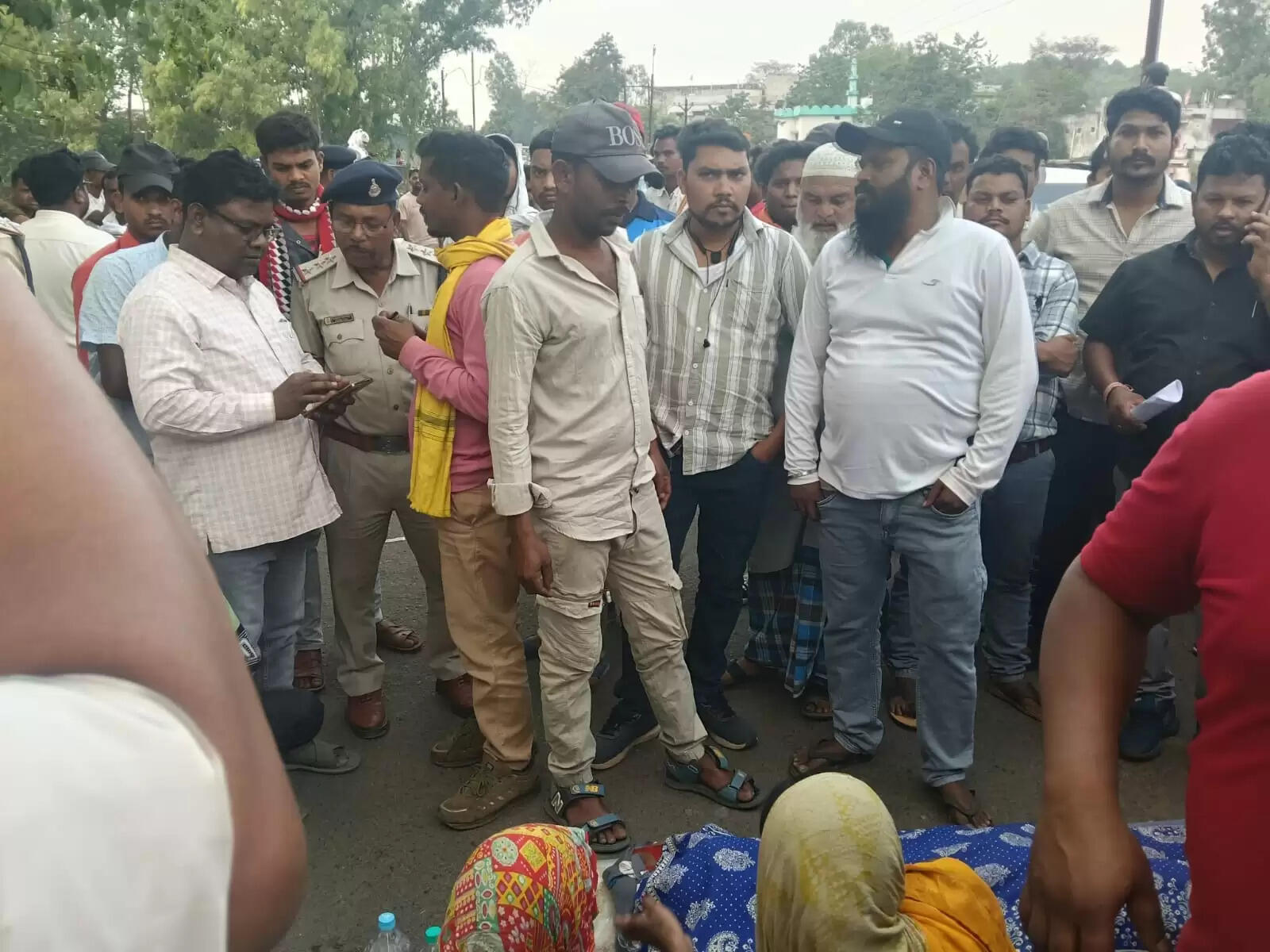 अनूपपुर: युवक की मौत पर बबाल, सड़क पर शव रख ग्रमीणों ने किया लगाया 5 घंटे का जाम