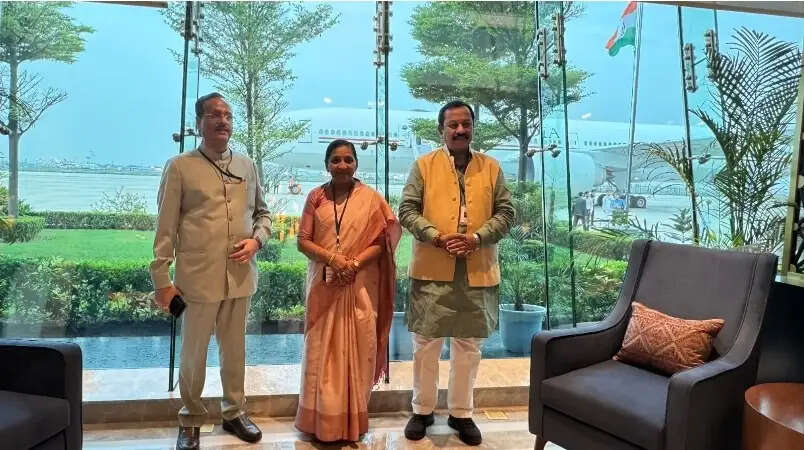 राष्ट्रपति के साथ तीन देशों की आधिकारिक यात्रा पर रवाना हुईं केंद्रीय राज्य मंत्री निमुबेन बंभाणिया