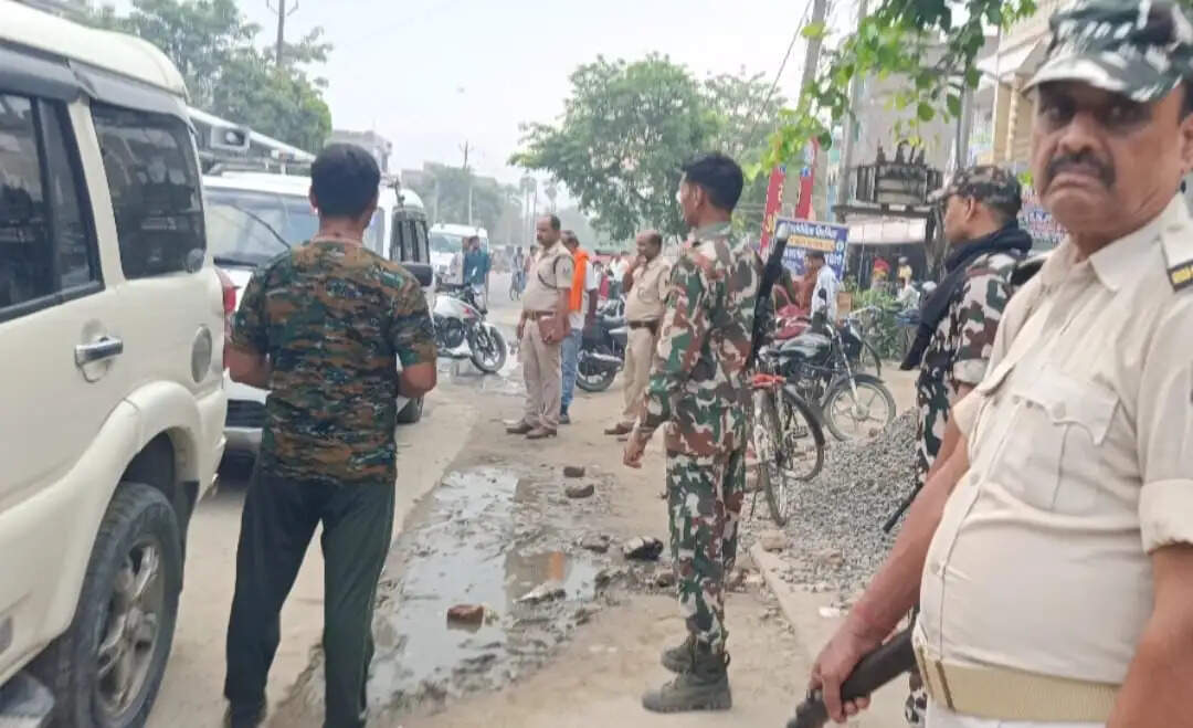 एसबीआई से 2.30 लाख रुपये लूटकर फरार हुए बदमाश