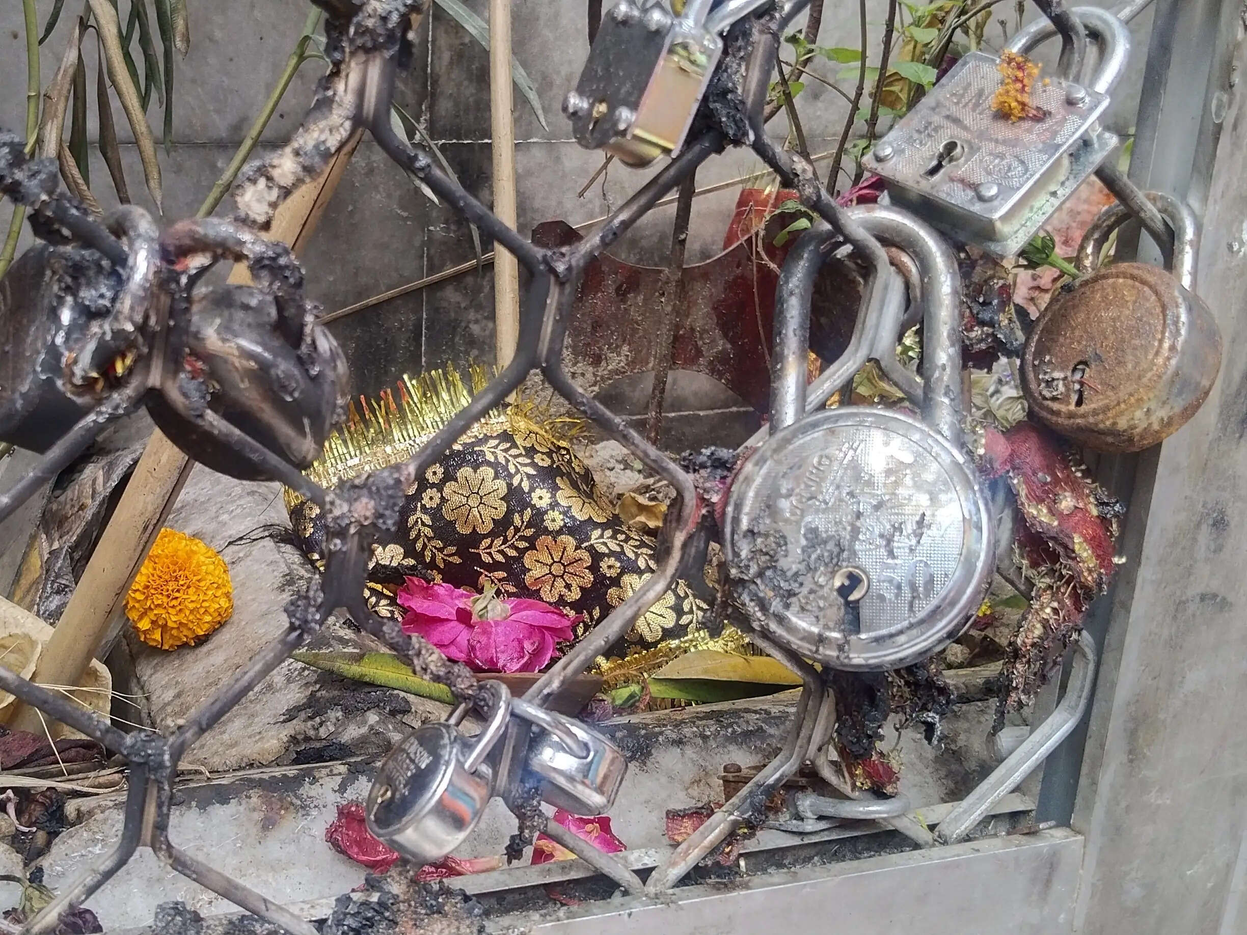बंगाली मोहाल का प्राचीन मां काली मंदिर, जहां मन्नत के लिए बांधे जाते हैं ताले