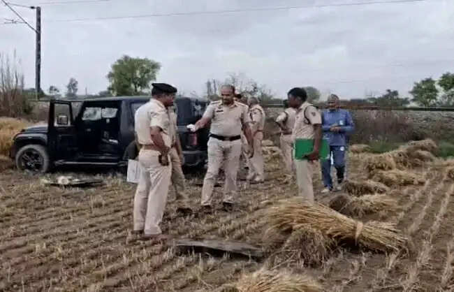 रेवाड़ी में खेत में मिली खून से सनी थार, टूटे शीशे देख मचा हड़कंप