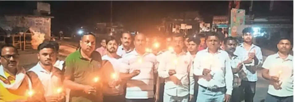 बलरामपुर : पहलगाम आतंकी हमले के विरोध में कैंडल मार्च निकाला गया