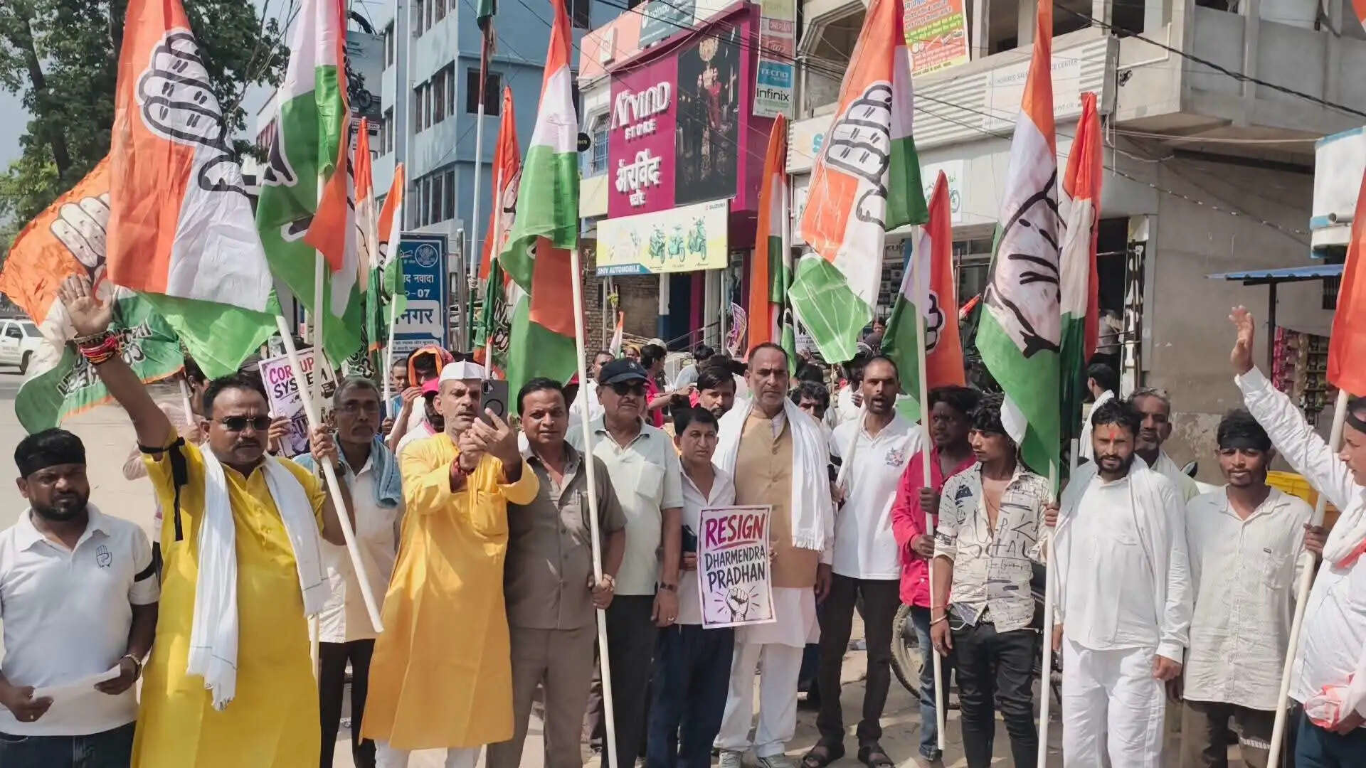 नीट पेपर लिक आंदोलन के छात्रों पर लाठी चार्ज के विरुद्ध कांग्रेस पार्टी का नवादा में प्रदर्शन