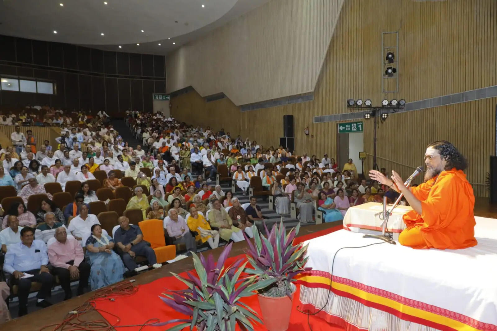 आठ साै गीता प्रेमियों ने एक साथ गाया पुरुषोत्तम योग तो भक्ति की मस्ती में झूम उठा सभागार