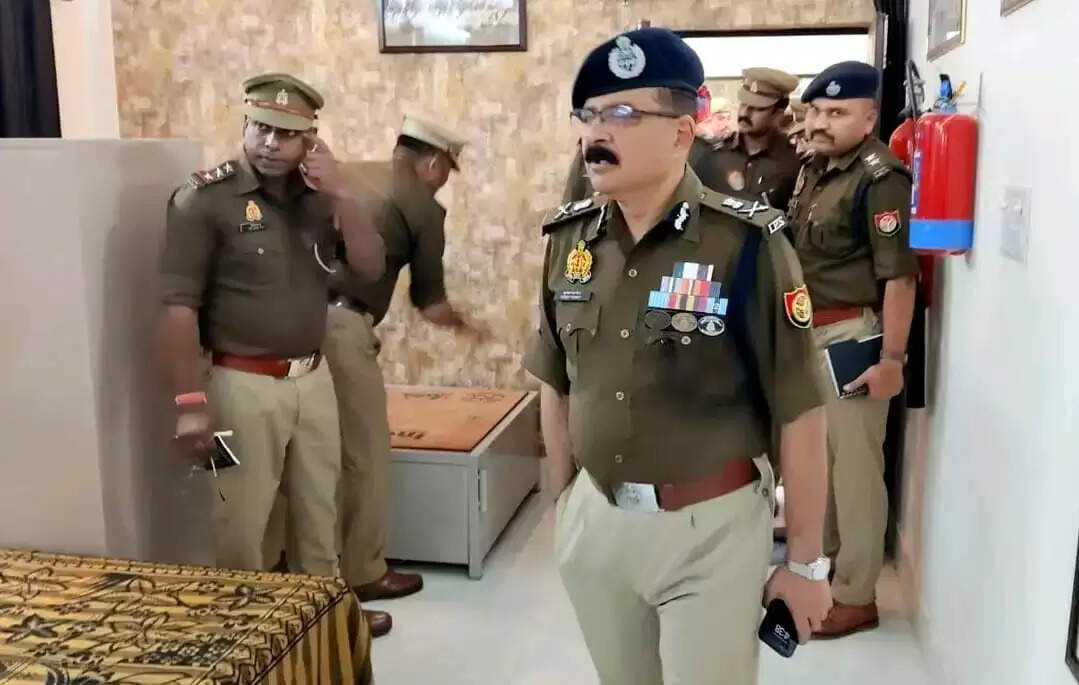 सीतापुर पहुंचे एडीजी लखनऊ जोन सुजीत पांडेय, कहा-जनसेवा के लिए हो प्रभावी पुलिसिंग