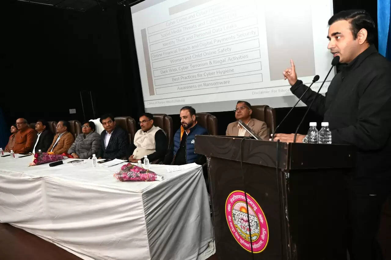 पूर्वांचल विश्वविद्यालय विद्यार्थियों को आधुनिक तकनीकी ज्ञान से करेगा लैसः कुलपति