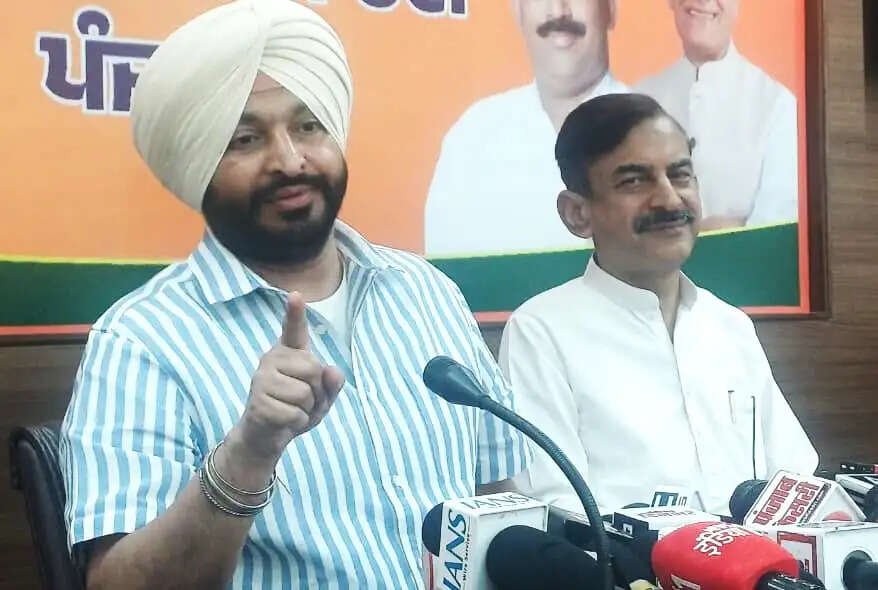पंजाब को “दूसरा अहमद शाह अब्दाली” बनकर लूट रहे हैं केजरीवाल : रवनीत सिंह बिट्टू