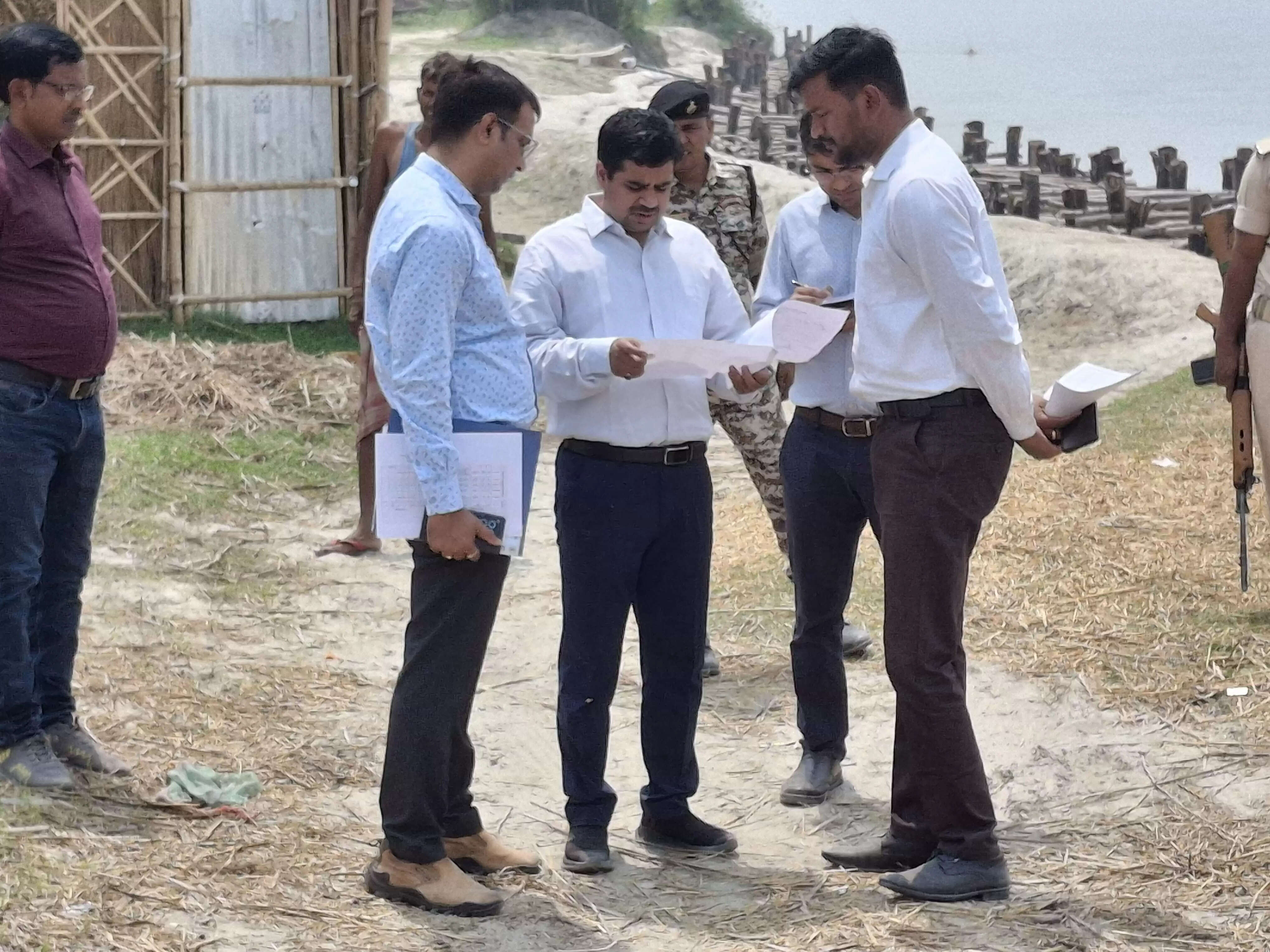 संभावित बाढ़ 2026 को लेकर डीएम सख्त, कोशी तटबंध पर चल रहे कार्यों का किया निरीक्षण