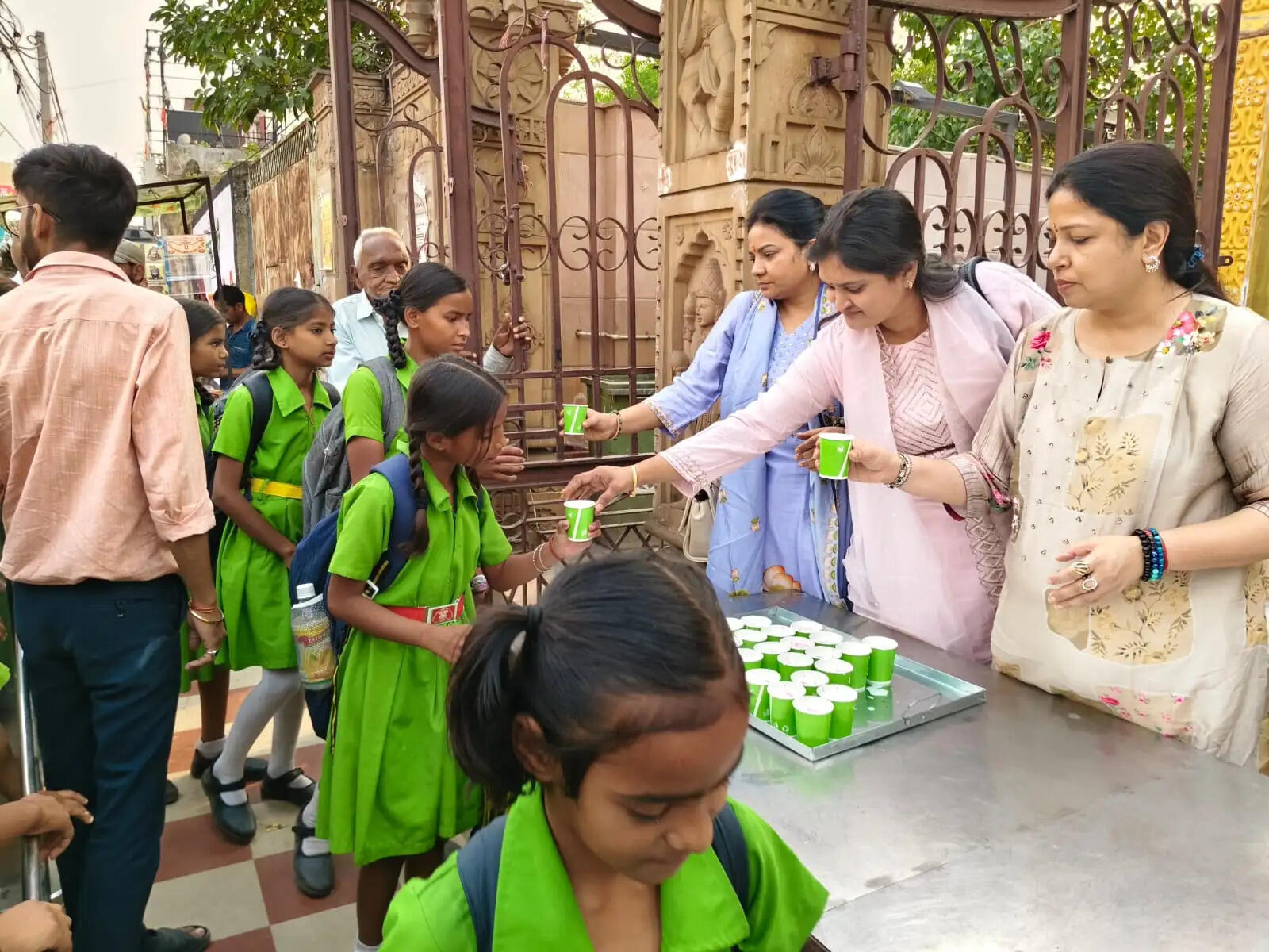 श्याम भंडारे में भक्तों में बांटी गई केसरिया लस्सी