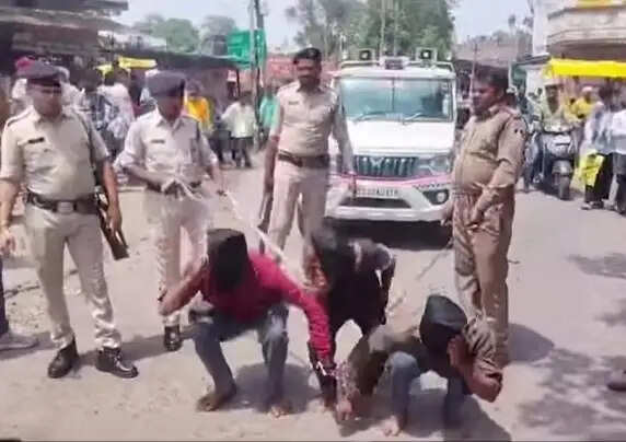 झाबुआ: आलीराजपुर पुलिस ने निकाला बोरी कांड के आरोपितों का जुलूस, धुनाई कर लगवाई उठक-बैठक