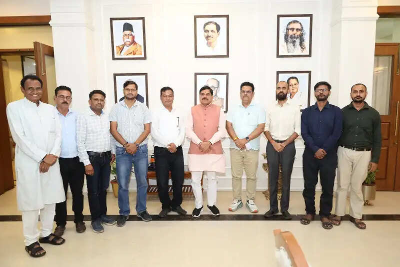 मप्रः मुख्यमंत्री से मिले पटवारी संघ के पदाधिकारी, बोले- स्वामित्व योजना के क्रियान्वयन में पूर्ण सहयोग करेंगे पटवारी
