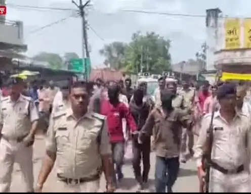झाबुआ: आलीराजपुर पुलिस ने निकाला बोरी कांड के आरोपितों का जुलूस, धुनाई कर लगवाई उठक-बैठक