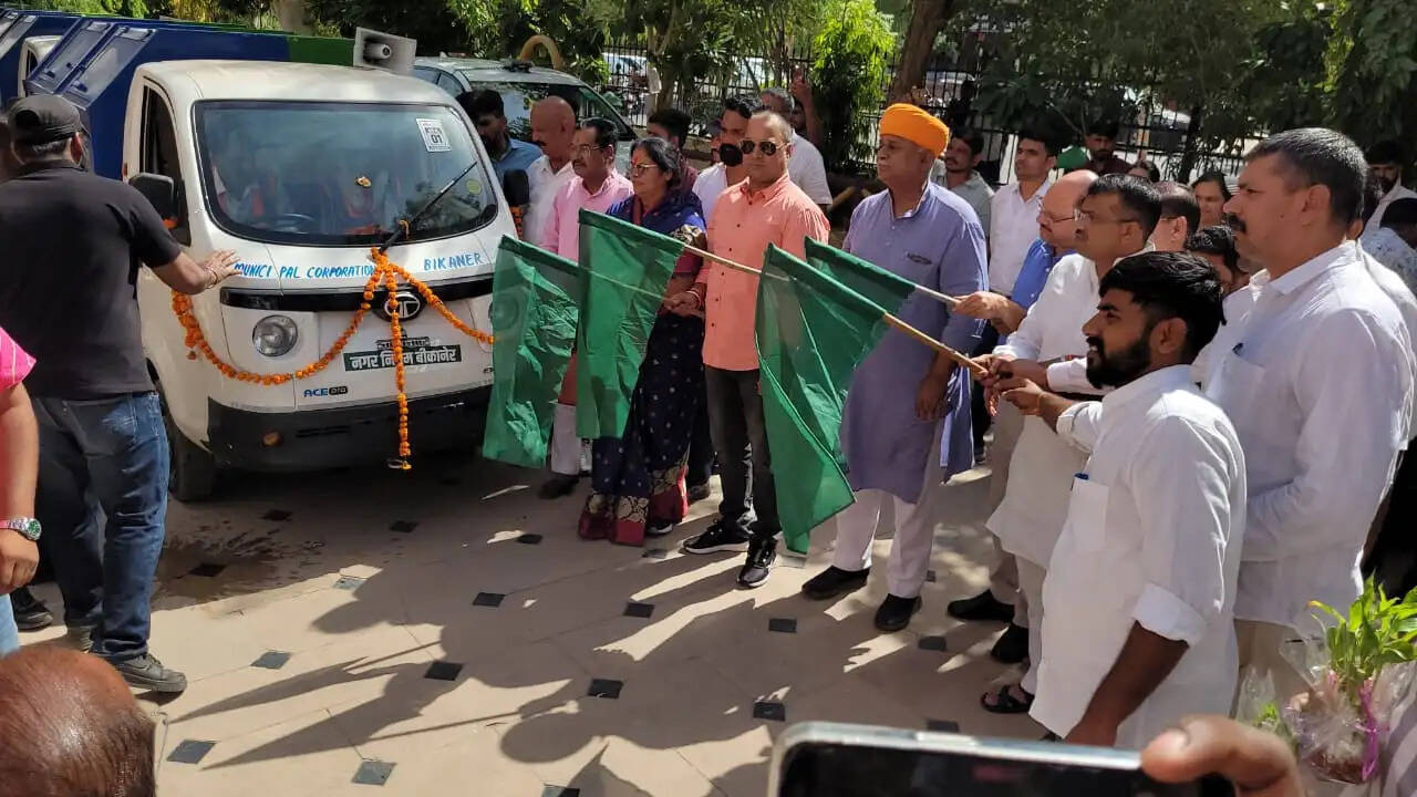 ऑटो टिपर्स को हरी झंडी, एसएचजी को दिए ऋण के चैक