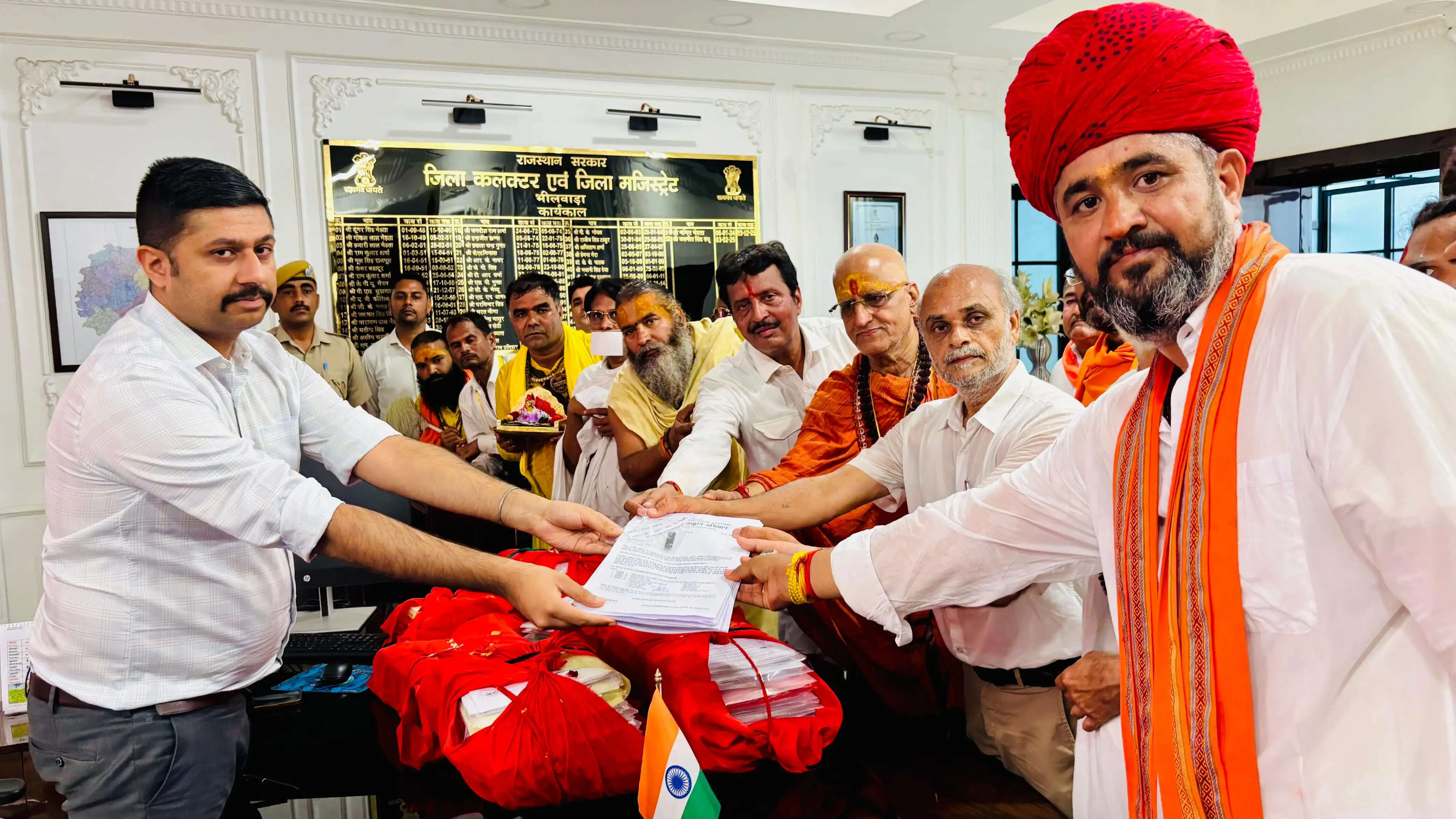 गौ माता राष्ट्र माता बने के संकल्प के साथ भीलवाड़ा में उमड़ा जनसैलाब, निकली भव्य प्रार्थना रैली