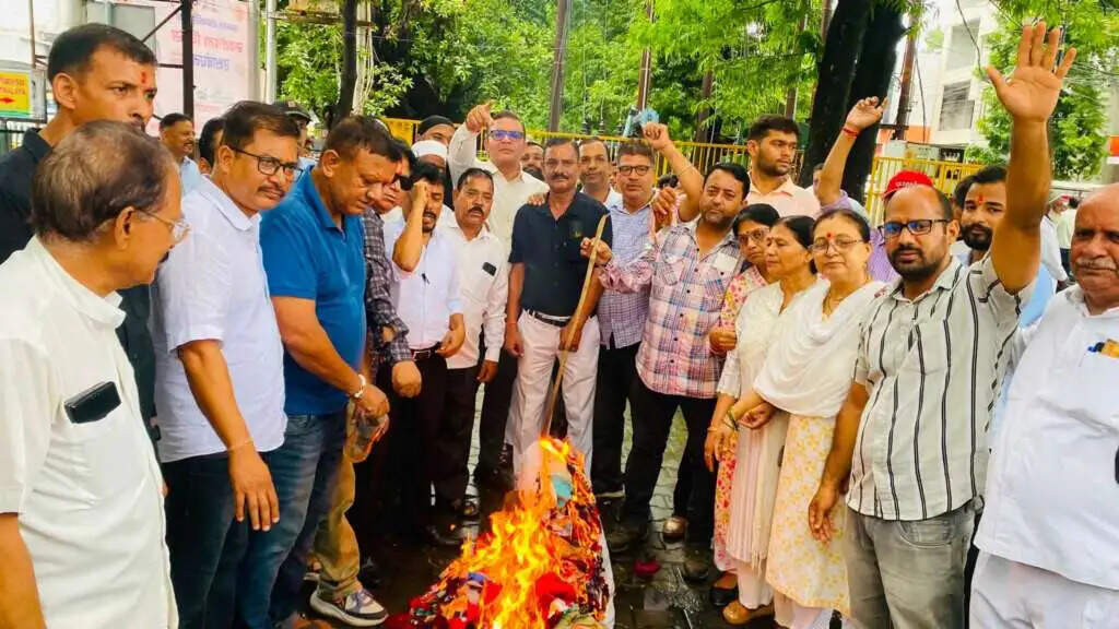 नशे के कारोबार और बिगड़ती कानून व्यवस्था के खिलाफ प्रदर्शन