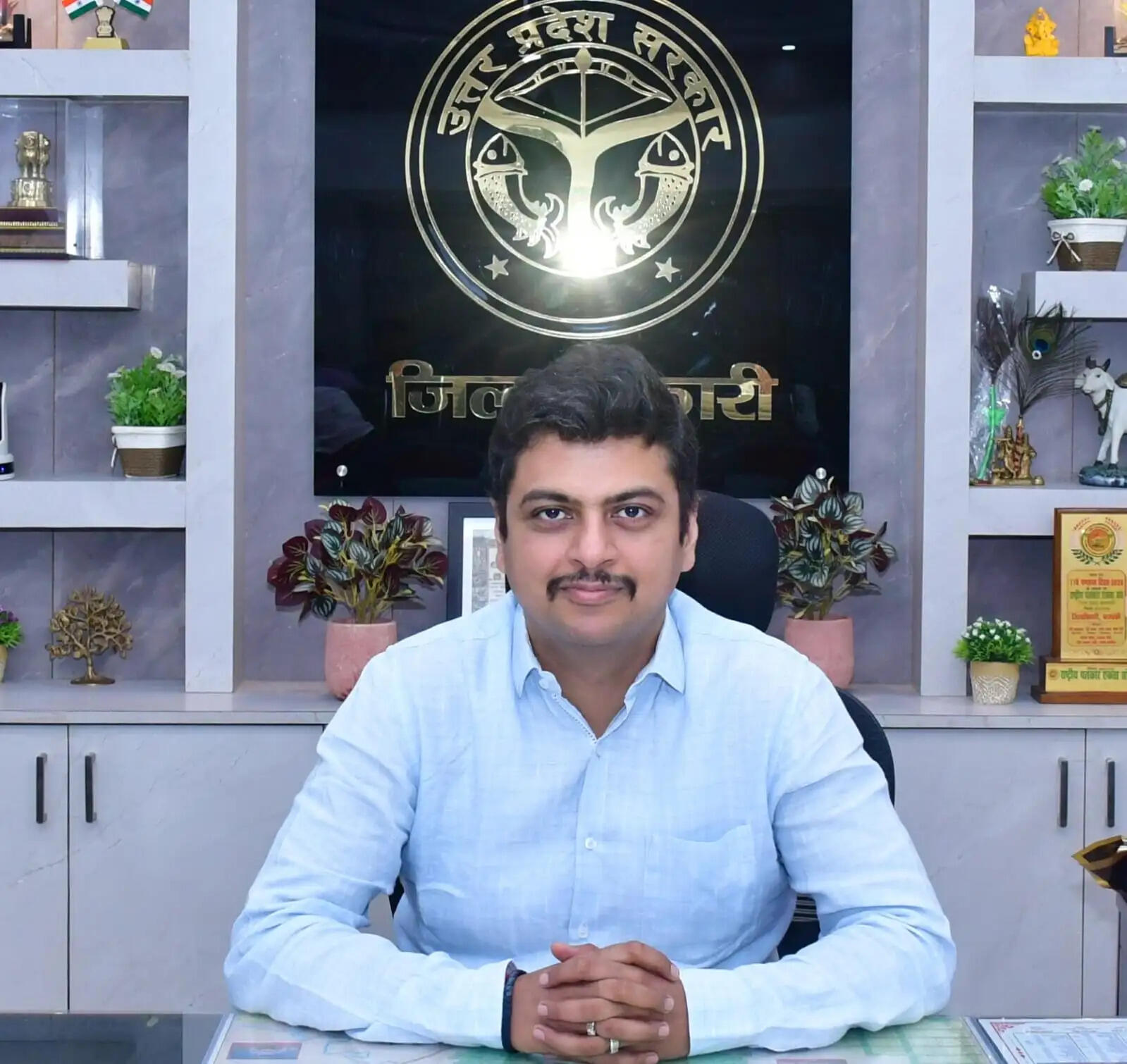 डीएम ने 12 अधिकारियों का एक दिन का वेतन राेकने के दिए निर्देश
