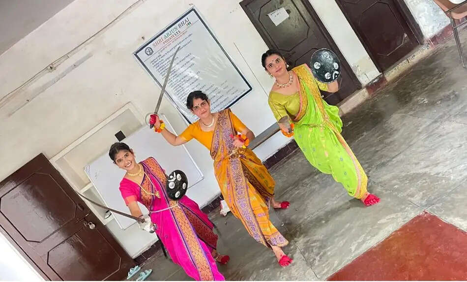 दस्यु प्रभावित रहे पाठा के आदिवासी क्षेत्र में युवतियों ने तलवारबाजी में किया नाम रोशन