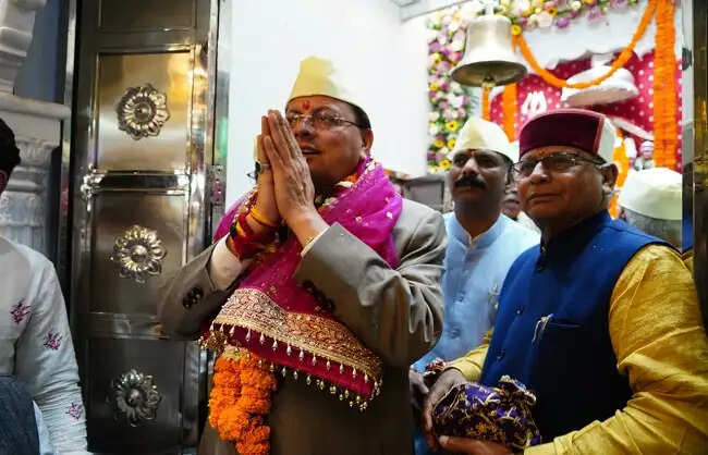 मुख्यमंत्री धामी ने प्रदेश की सुख-समृद्धि के लिए मां कालिका मंदिर में की पूजा