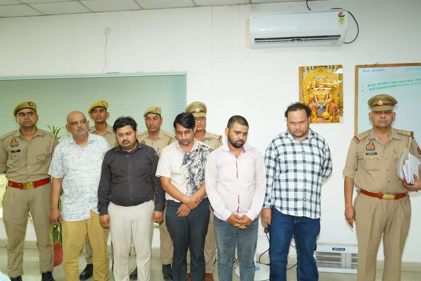 अंतरराज्यीय साइबर ठग गिरोह के पांच शातिर गिरफ्तार, 12 हजार से ज्यादा फर्जी सिम कार्ड बरामद