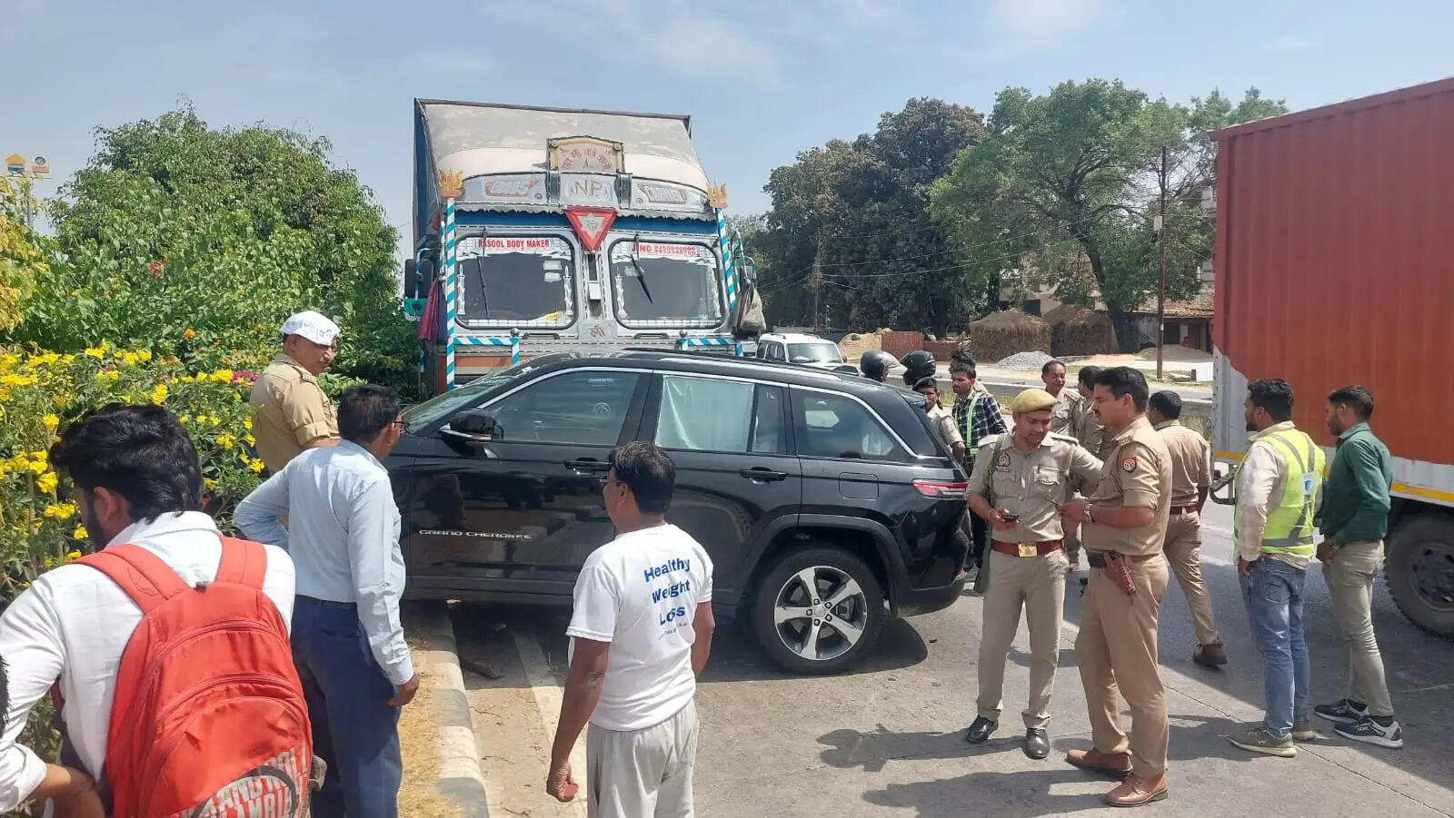 पूर्व काशी नरेश के वंशज डॉ अनंत नारायण सिंह के कार में ट्रक ने मारी टक्कर, बाल-बाल बचे