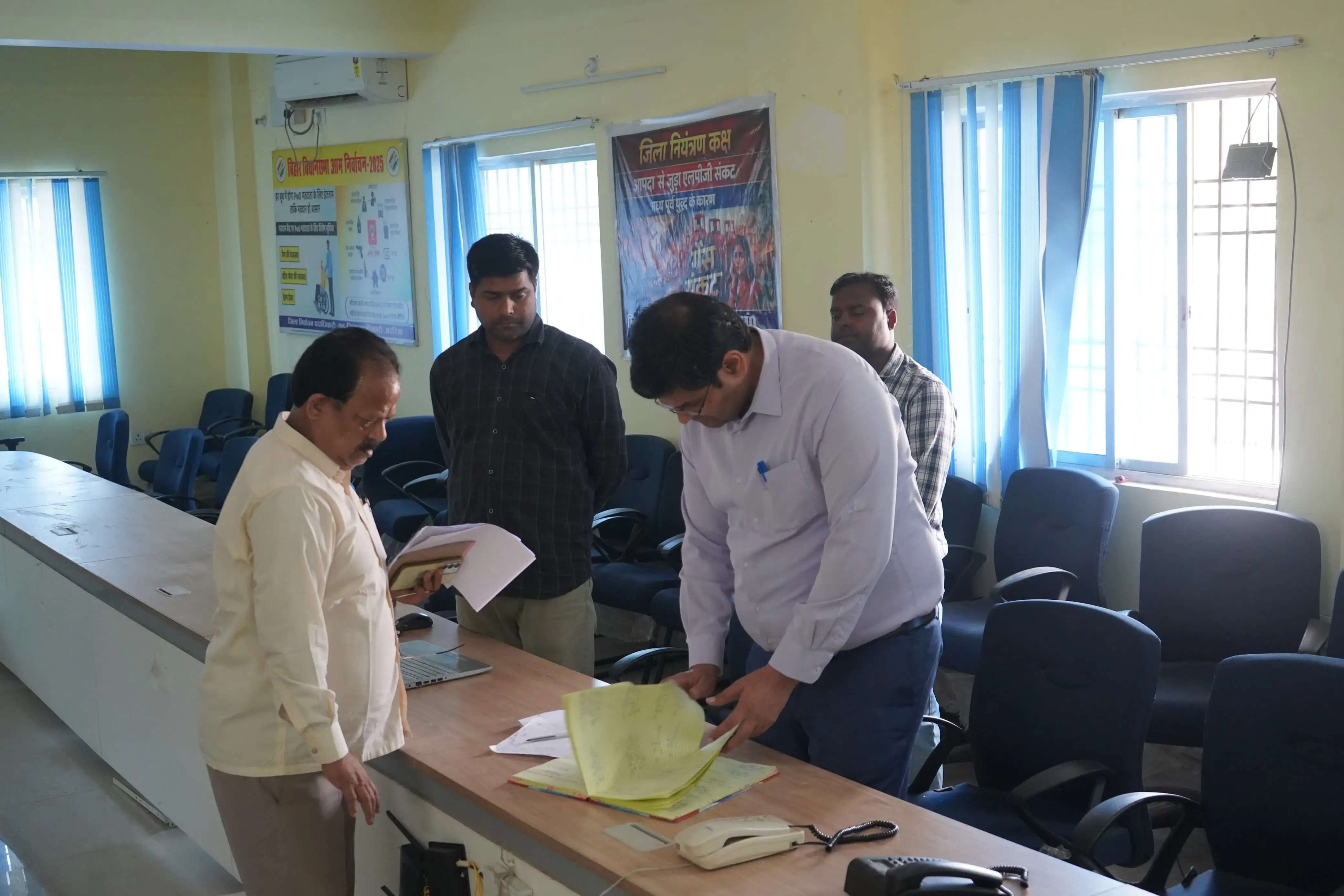 डीएम ने निरीक्षण के बाद उपभोक्ताओं के शिकायतों का त्वरित निष्पादन के दिए निर्देश