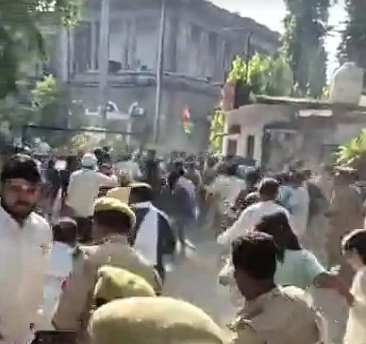 प्रयागराज : शिक्षा निदेशालय में तोड़फोड़ और कर्मचारियों से अभद्रता मामले में एफआईआर दर्ज, 200 आंदोलनकारी नामजद