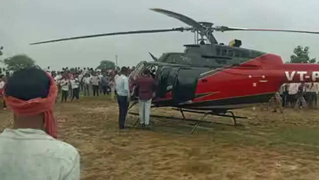 महाराष्ट्र के भंडारा में खराब मौसम के कारण हेलीकॉप्टर की इमरजेंसी लैंडिंग