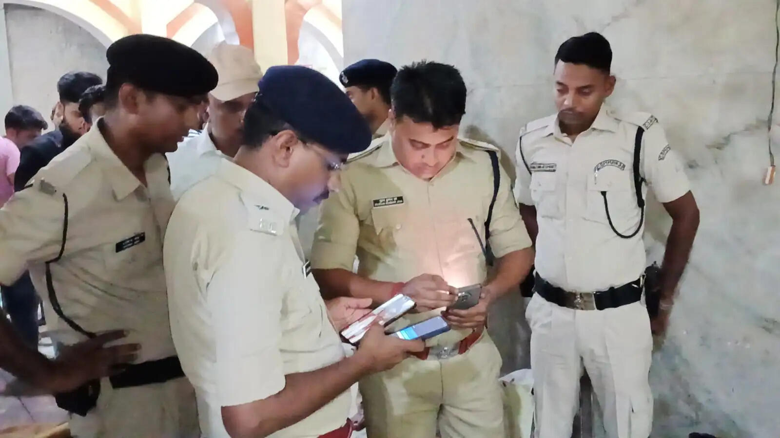 सीवान के कचहरी दुर्गा मंदिर से मां दुर्गा के दो सोने के हार चोरी, सीसीटीवी में कैद हुई वारदात