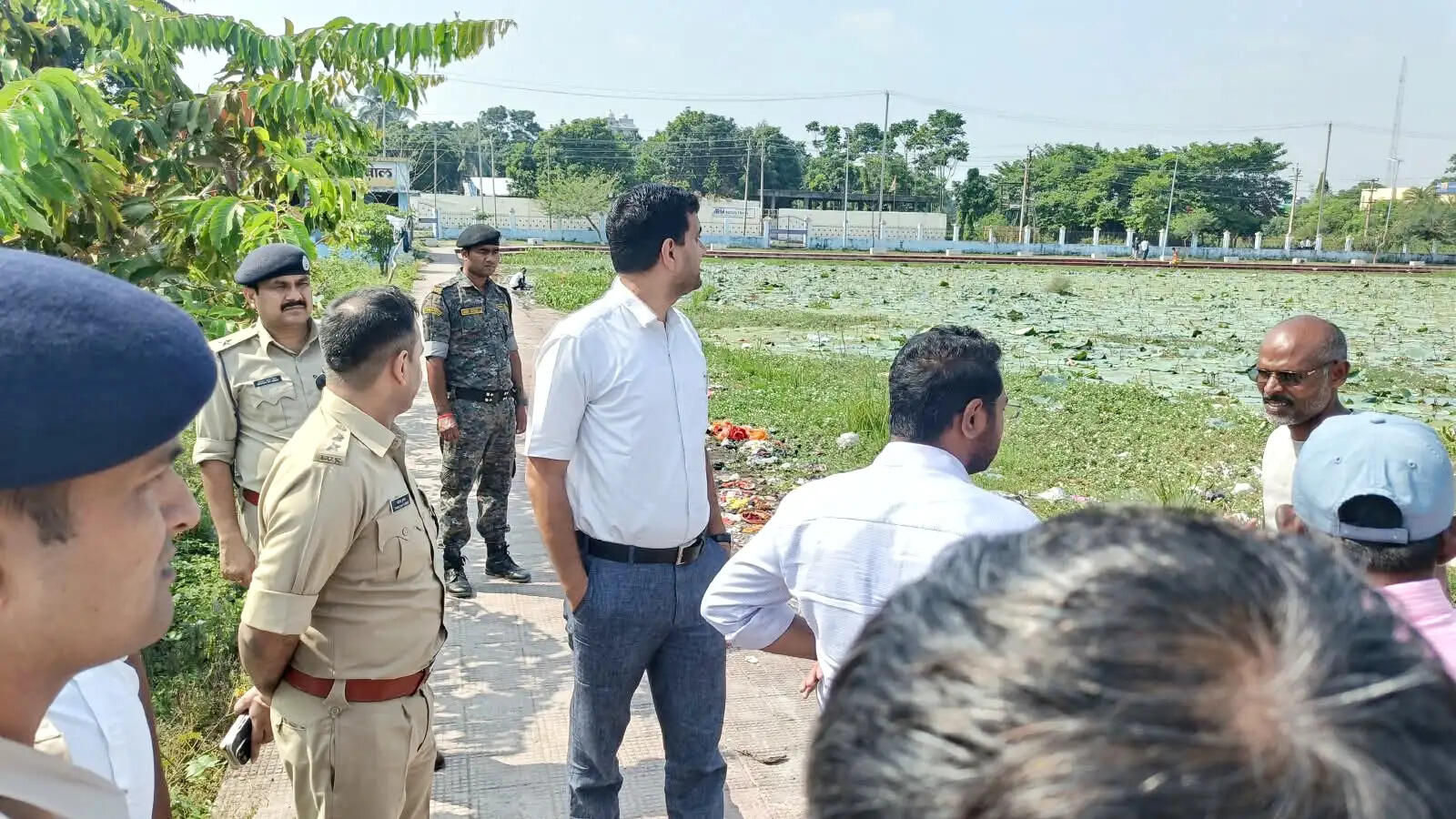 मूर्ति विसर्जन व छठ महापर्व को लेकर डीएम-एसपी ने किया विभिन्न घाटों का निरीक्षण