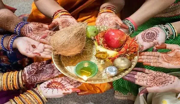 हाथों में मेहंदी: घर-घर सिंजारा और बाजारों में घेवर की मिठास
