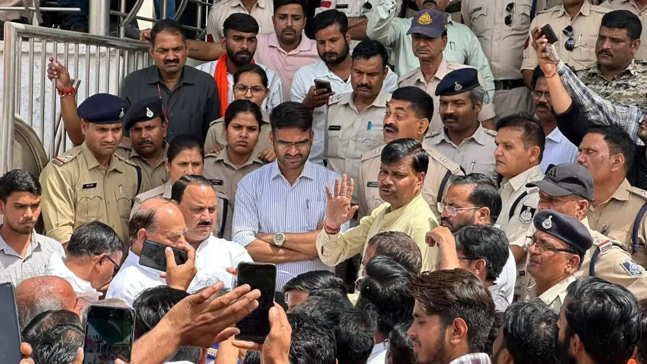 चाकुओं से हमला कर पांच लोगों को घायल करने वाले आरोपी पर प्रशासन सख्त, खड़ी फसल पर चला बुलडोजर