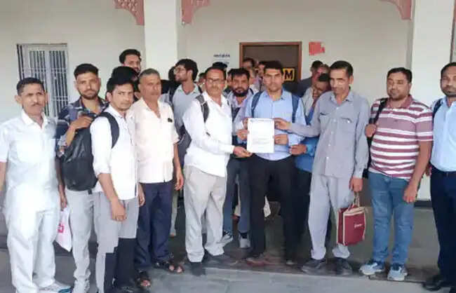 नारनौलः अटेली रेलवे स्टेशन पर सुविधाएं बढ़ाने को सौंपा ज्ञापन