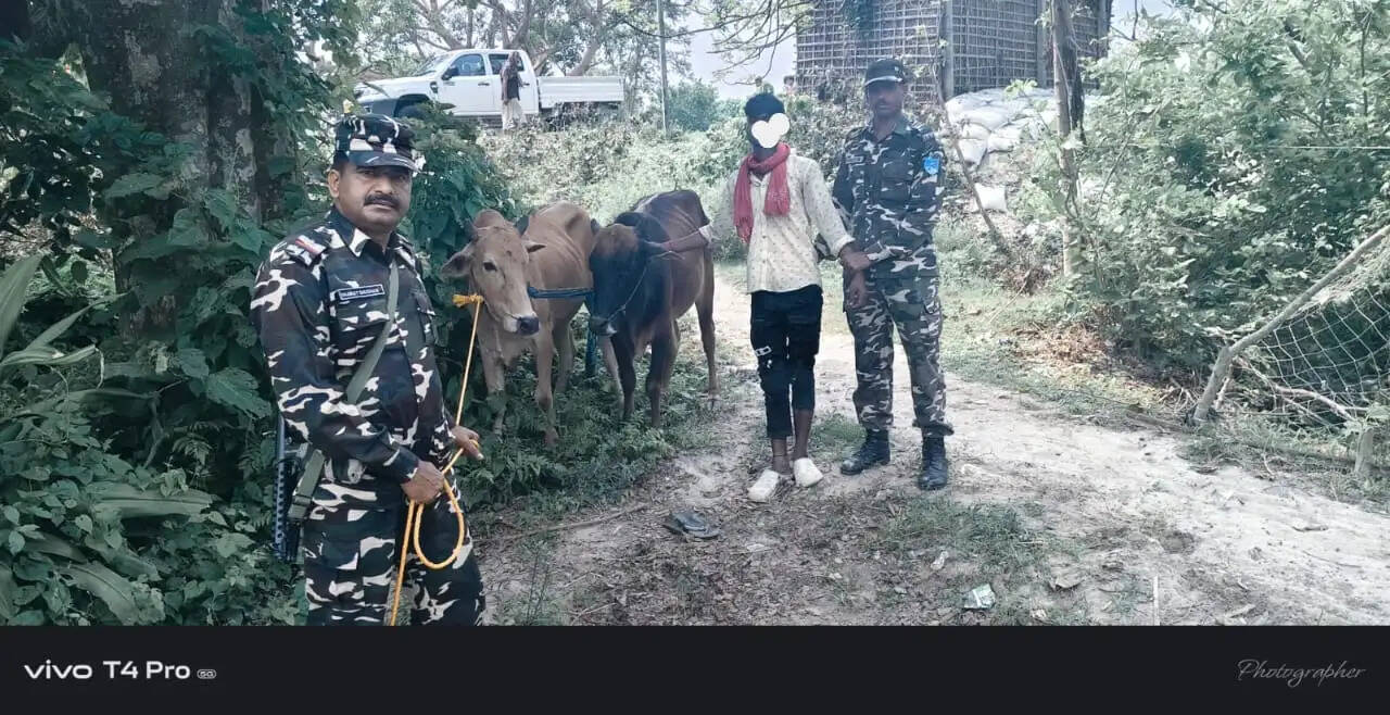 एसएसबी ने नेपाली मुद्रा और कॉस्मेटिक समान के साथ दो तस्कर को किया गिरफ्तार